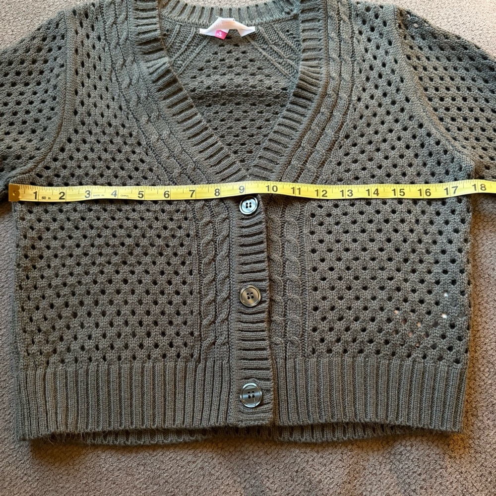Juniors 2 pack Sweaters Cream and Green No Boundaries size 7-9 - Picture 11 of 12